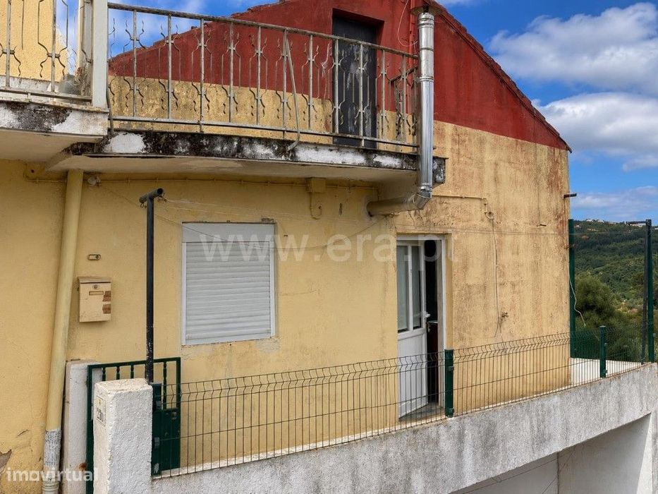 Apartamento T1+1 para reabilitação total no Sobral