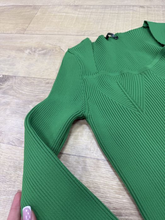 Трикотажна сукня в рубчик міні з розрізом та декольте, тепла, зелена