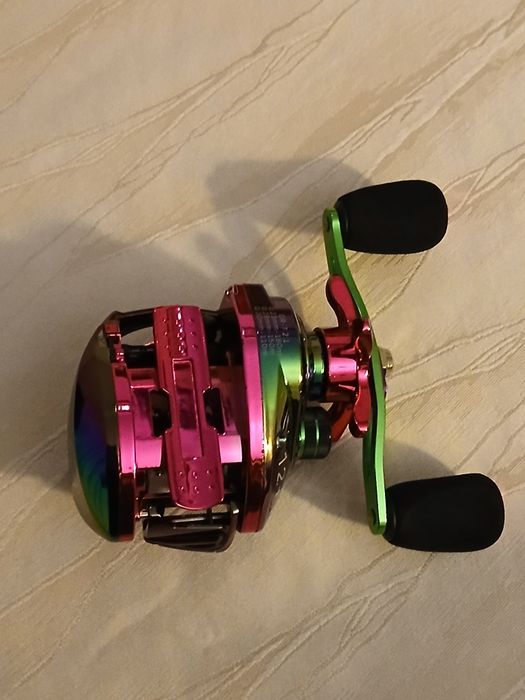 Carretilha e cana de pesca nova com cana de pesca nova