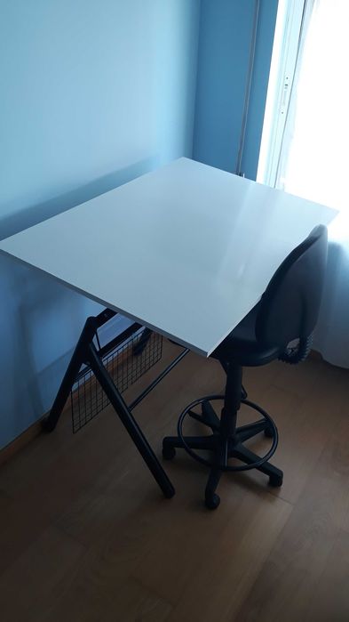Estirador (cadeira não está à venda)