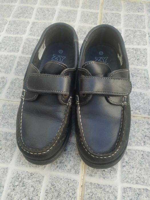 Sapatos em pele usados em bom estado