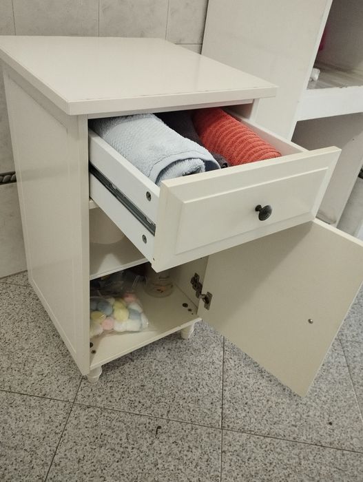 Mesa de cabeceira branca