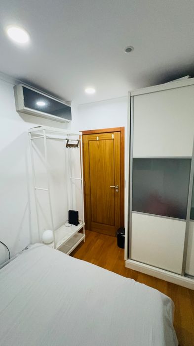 Alugo quarto em casa de Família