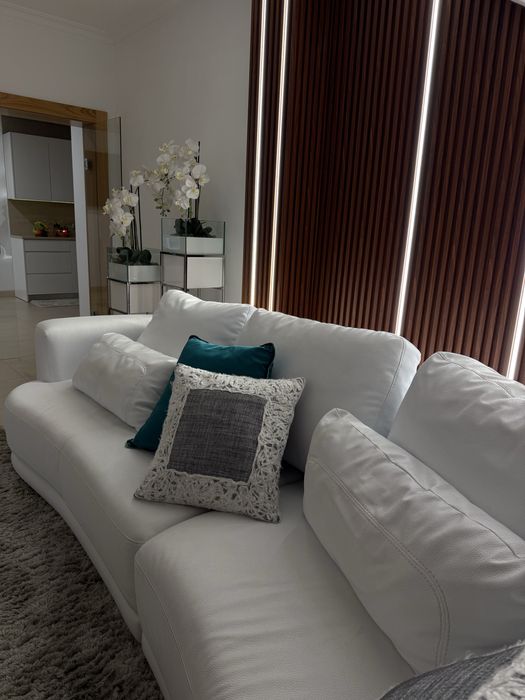 Sofá de sala com conjunto de almofadas