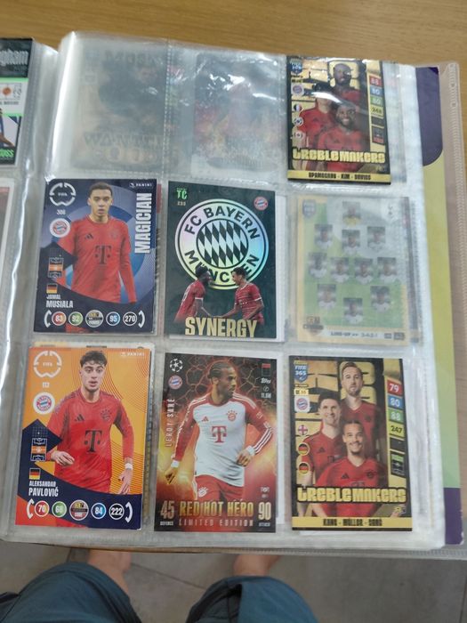 Karty piłkarskie z albumem były używane