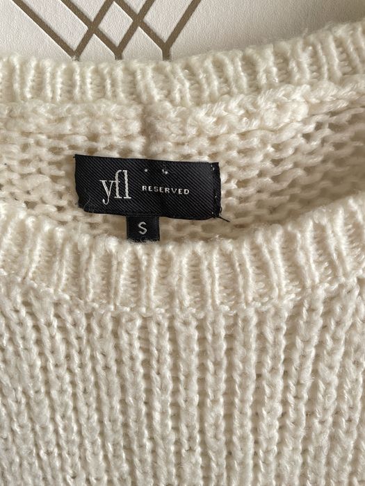 Sweterek z kokardkami