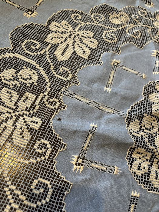 Stary obrus na okrągly stół z koronką.