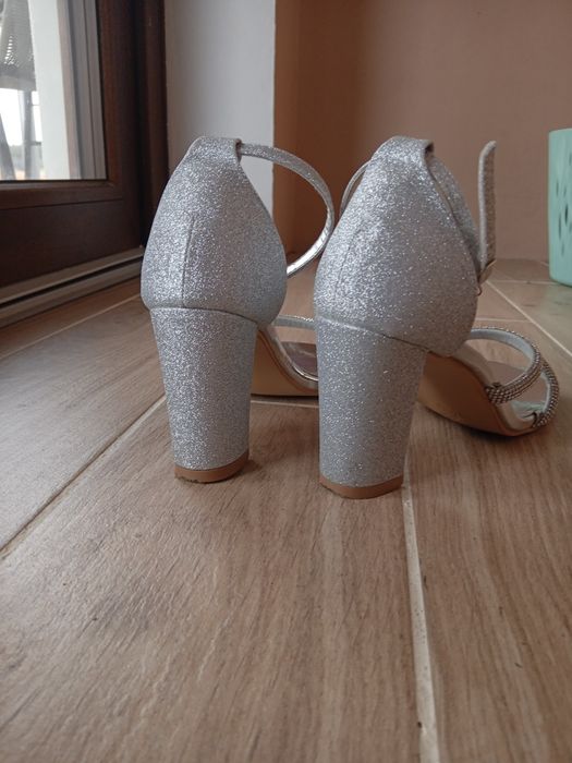 Sandały na słupku r. 38