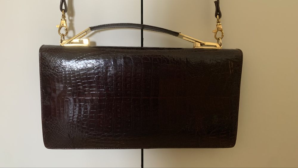 Mala tiracolo bordeaux em pele