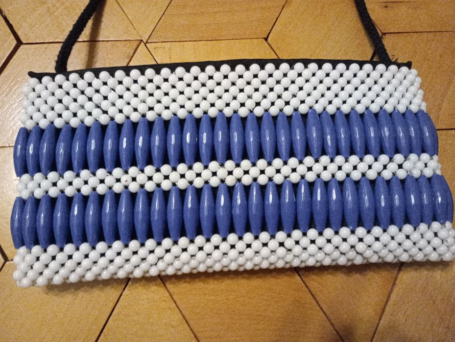 Mała torebka kopertówka z koralików z Afryki Uganda