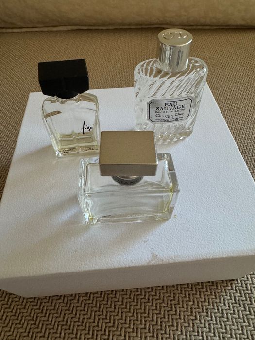 Conjunto de miniaturas de frascos de perfume vazias