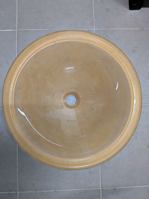 Lavatório de vidro amarelo