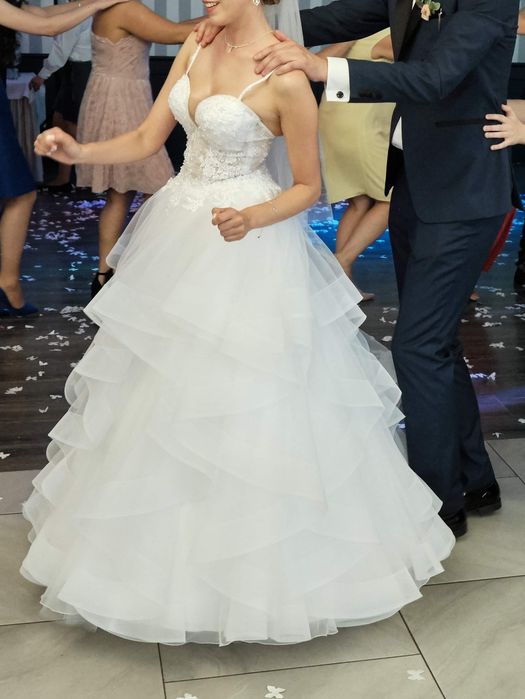 Biała suknia ślubna.