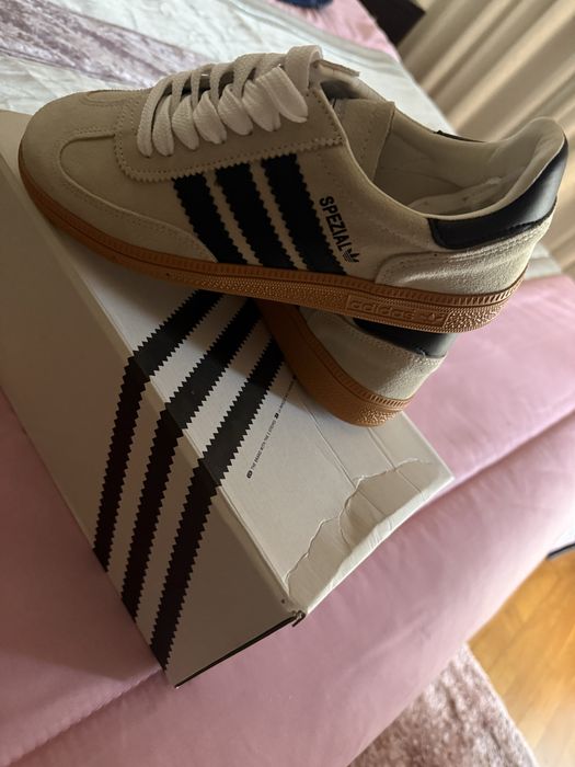 Sapatilhas beje e preto Spezial Adidas