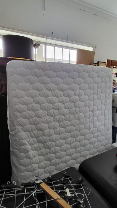 Cama de casal em ferro preto com estrado e colchão com 190 X 140 cm em bom estado estilo moderno