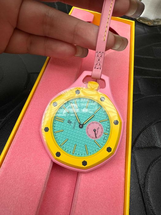 Limitowany Royal Pop Otg Roz – różowy case, żółty bezel, teal dial