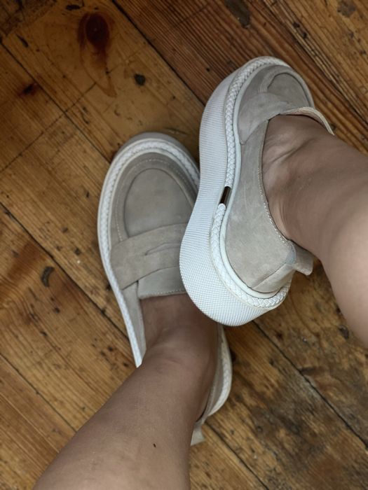 Бежеві замшеві лофери