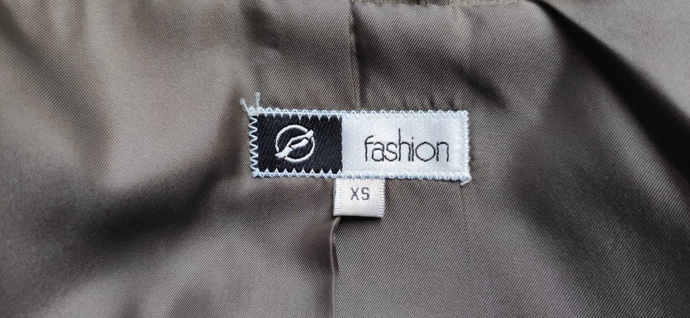 Elegante Blazer Cor Café Com Leite e Risca Fina e Discreta Bege