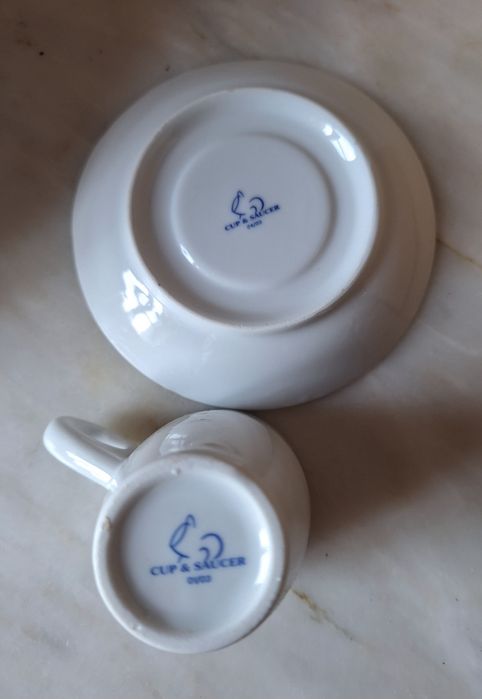 Conjunto de chavnas e pires para café.