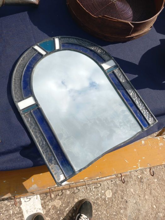 Espelho vitral em arco, estilo que pode variar entre Gótico e Tiffany