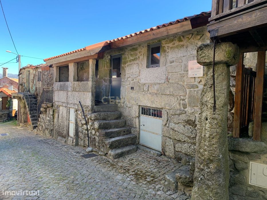 Casa em pedra na zona Gerês em fase final de acabamentos