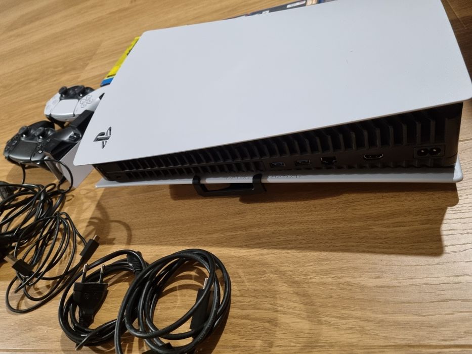 PS5 z napędem 2TB + 2 pady + Ładowarka + 4 gry