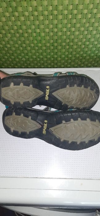 Продам сандалі Teva