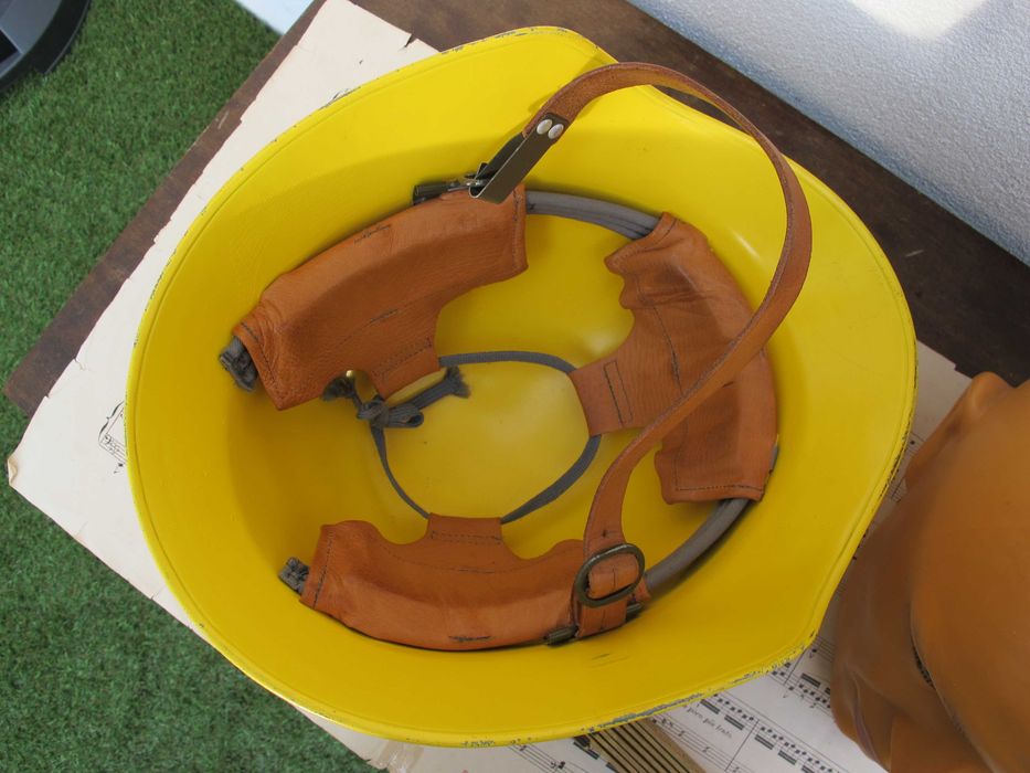 Capacete Bombeiros ou Proteção Civil Suíça - Antigo
