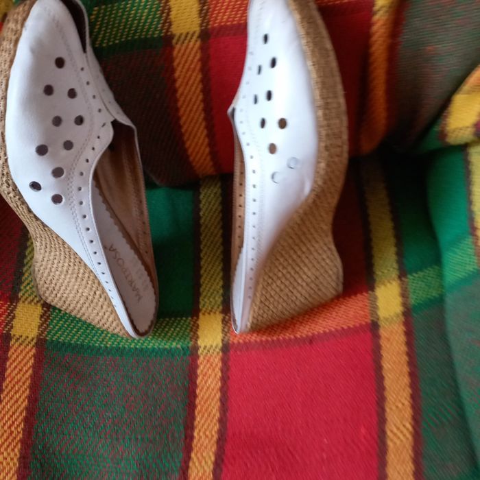 Босоножки белые на танкетке мягкие