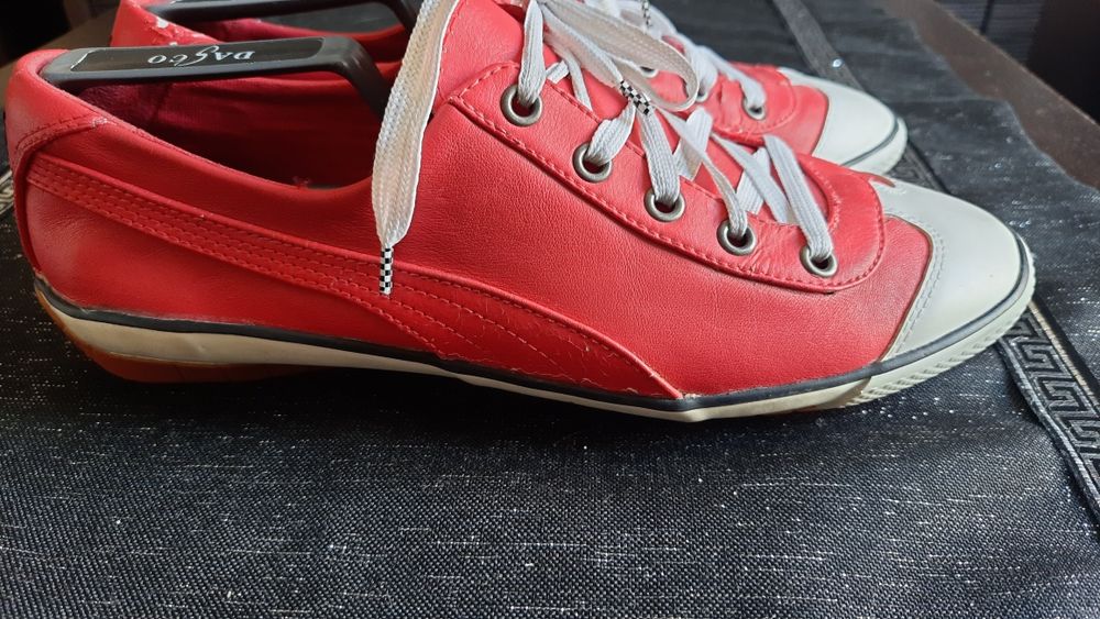 Czerwone trampki firmy PUMA
