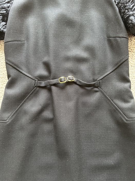 Vestido preto Cortefiel com detalhes nas mangas