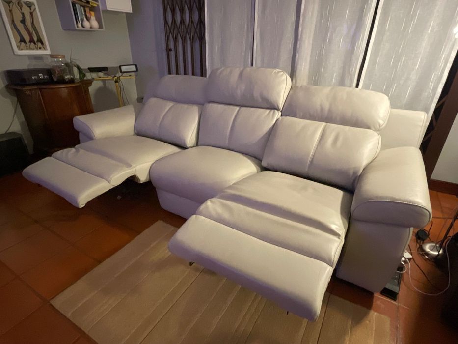 Sofá de pele 3 lugares com 2 Chaise Long + 2 Encostos Reclináveis Elétricos e Saídas de USB – Como Novo devido a Mudança