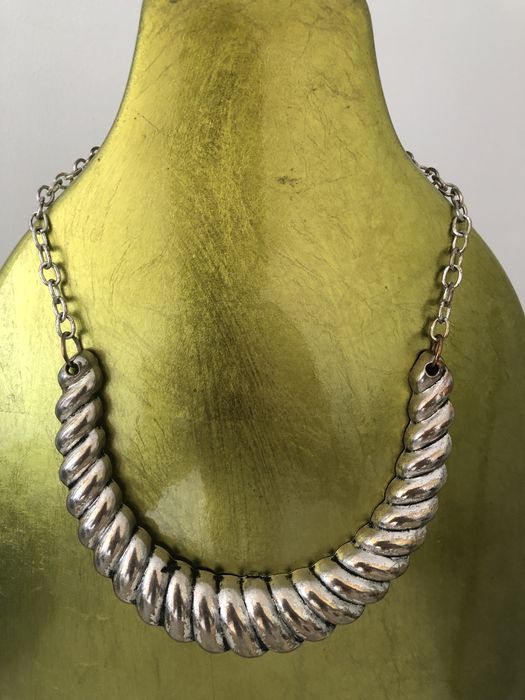 Colar prateado elegante