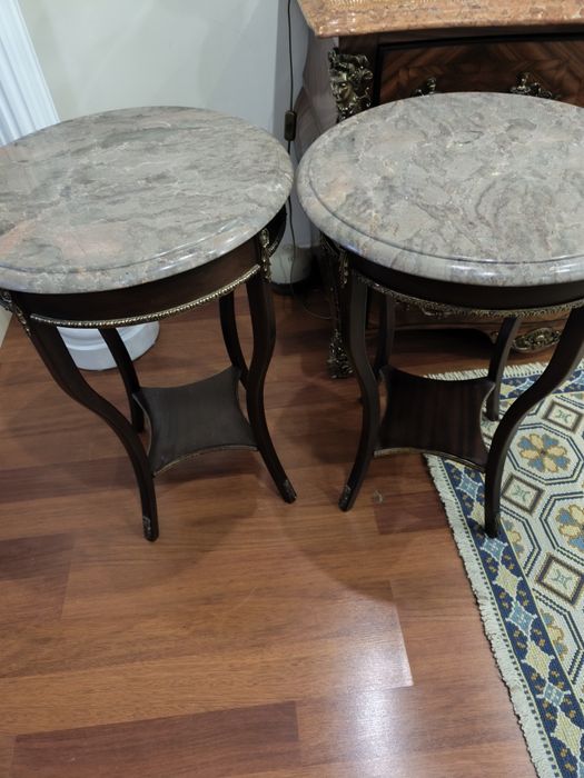 Duas mesas redondas com cerca emetal e pedra mármore