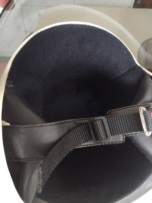 Capacete  uzado  em  muito  bom  estado  .