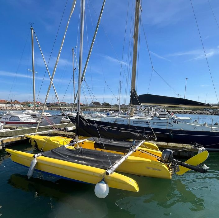 Trimaran desportivo Magnum 21