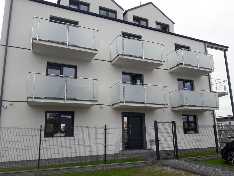Tarasy kompozytowe i balustrady szklane - montaż z gwarancją.