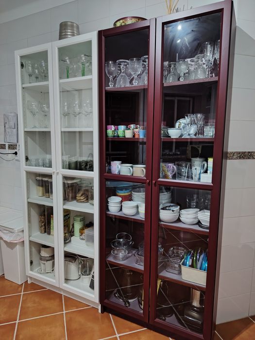 Estante com portas de vidro