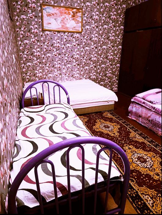 .Центр посуточно  1 ком . квартира 4 спальных мест, отопление газ.