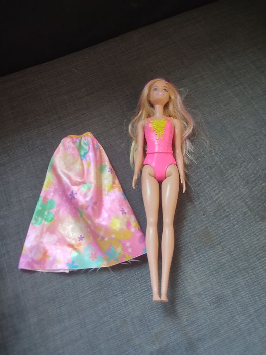 Lalka barbie  z spódniczkom