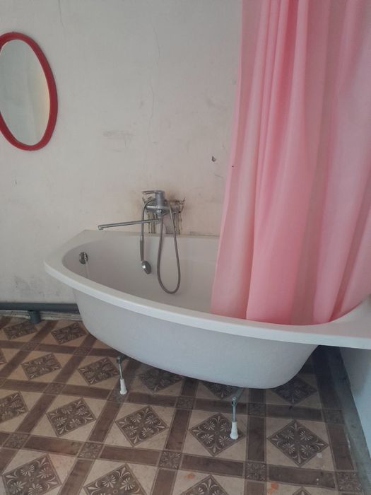 Продаж будинку за межами міста, з санвузлом та великою земельною ділян