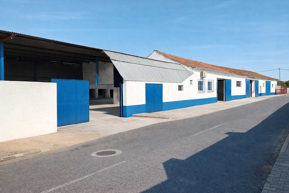 Armazém industrial grande, vários acessos, quadro Trifásico