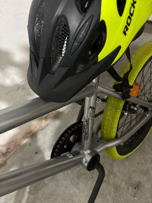 Bicicleta bmx verde e preta