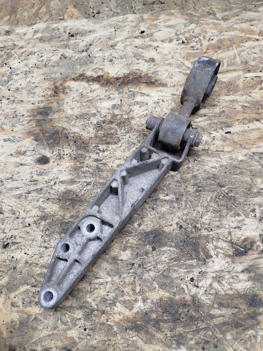 Кронштейн двигуна задній правий Опель 90495450 Opel Vectra B