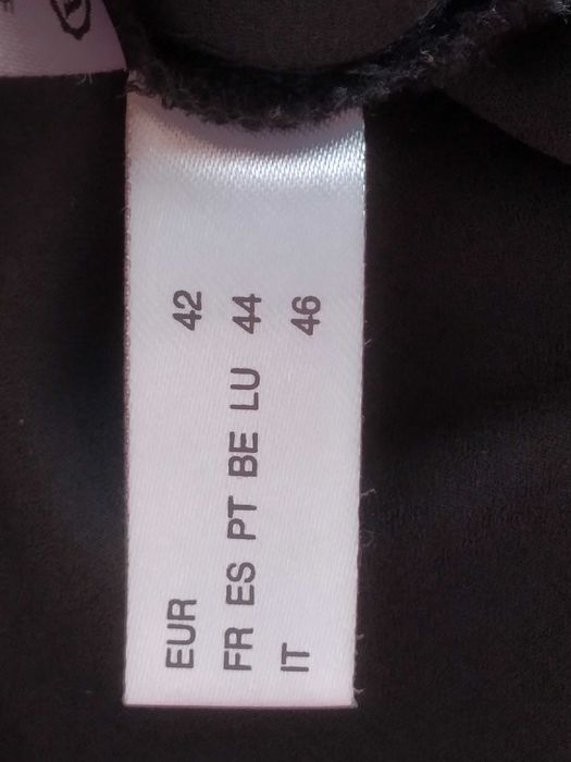(NOVA, PORTES GRÁTIS) Blusa Preta de Mulher c/ Bordados (Tam. 44)