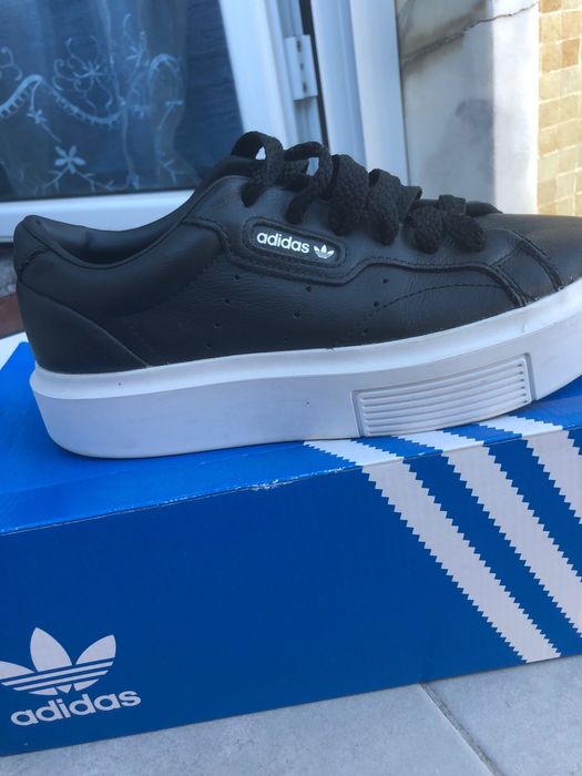 Ténis adidas em pele preto