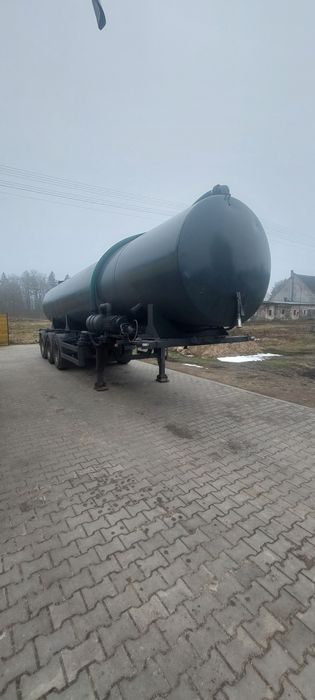 Transport pofermentu I rozlewanie na polu beczką z aplikatorem.
