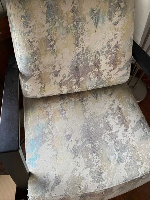 cadeirao de tecido suede com bracos em madeira escura