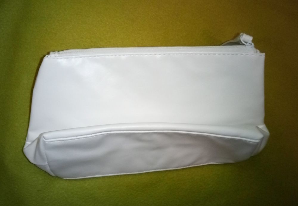 Elegancka biała kosmetyczka Dove