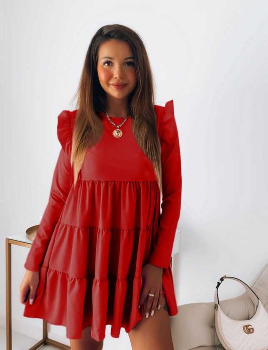 Czerwona sukienka falbany